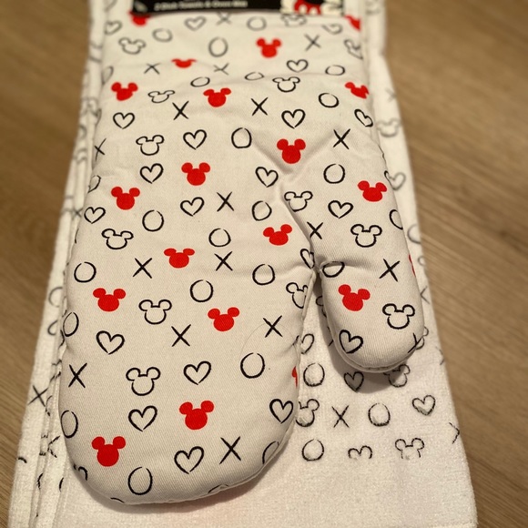 Disney Mickey Mouse Oven Mitt with Set of Towels❣️